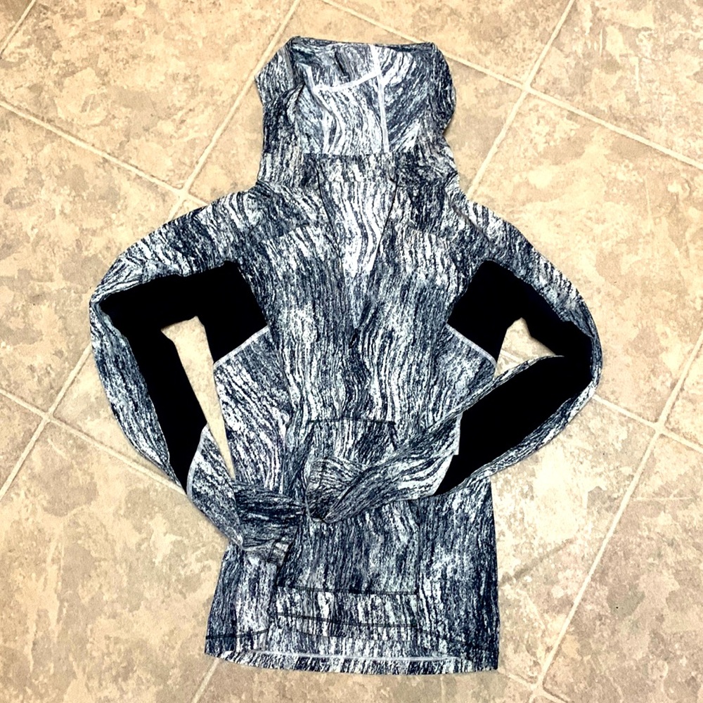 Lululemon pullover swim / dry quick material w/ hood and pocket sweat wicking 4